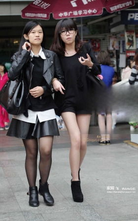 白皙美腿眼镜妹 [20P]