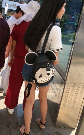 腿很光滑白嫩的年轻学生妹子
