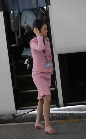 偶遇吉祥航空机组空姐一身粉灰丝可爱少女感 11P