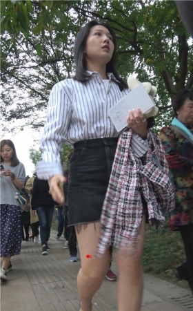 非常漂亮的牛仔裙美女