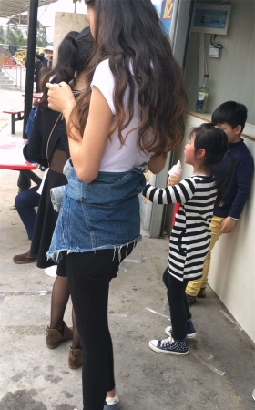 游乐场里170的黑色紧身裤大美女