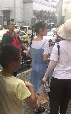 清纯的连衣裙小美女