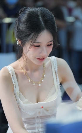 白皙美人(141P)