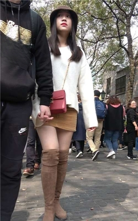 4K – 街拍丝袜美腿长靴短裙甜美妹纸 [831 MB/MP4]
