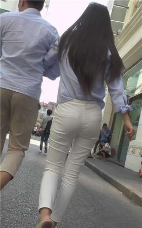 街拍美臀好身材紧身白裤美女 [489 MB]