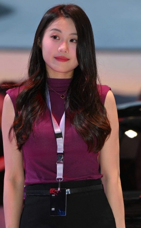 2561-61-102√车展内-美腿美足闺蜜-喜欢哪个呢？ 11P