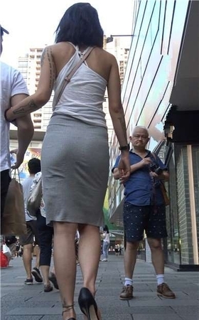 4k-极品性感灰包臀裙性感美女，高跟鞋有点不合脚 [1.93 GB]