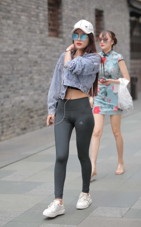 美女的魅力就是  穿最紧的瑜伽裤 [26P]
