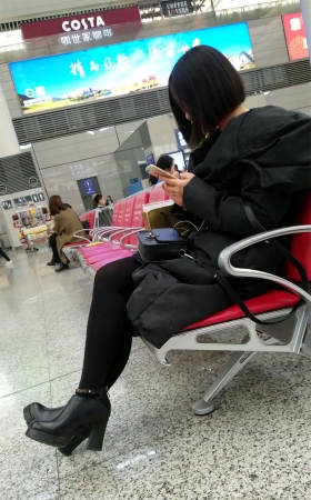高铁站候车的黑色丝袜短裙短发漂亮少妇
