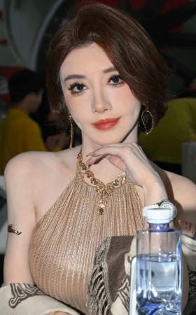小喵大宝89√丝袜给美足怼穿了哈哈哈哈 8P
