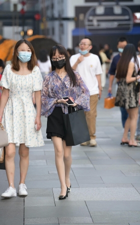街拍穿肉丝的高跟眼镜妹 [18P]