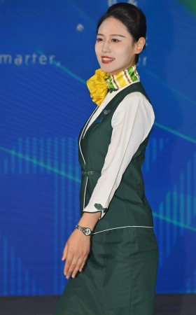 春秋航空-俩空姐演出秀 11P