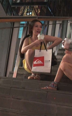 坐在楼梯上聊天的两位美女