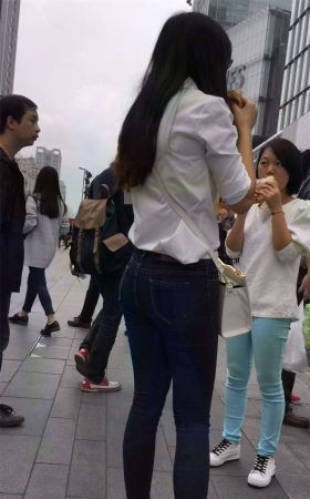 白衬衫紧身蓝牛气质美女