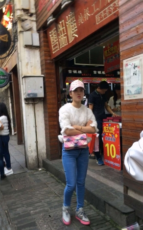 身材和样貌都很极品的蓝牛翘臀美女