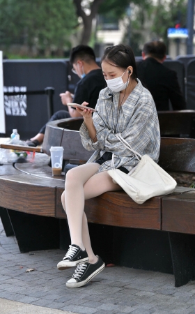 抓拍在看手机的帆布鞋美眉 【图片➕视频】 [15P]