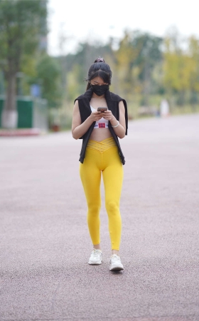 黄色瑜伽裤
