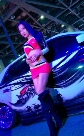 长腿艳丽裹臀裙展会美女车模