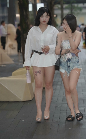 搭讪街拍微胖超短裙美眉 【图片➕视频】 [18P]