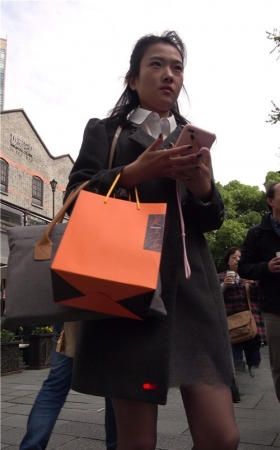 玩手机的黑丝妹子