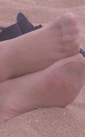 沙滩上的肉丝美足