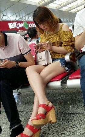 4K-白皙嫩腿热裤吊带衫小清新美颜街拍美女