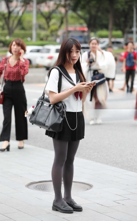 [辉辉赛贴]灰色丝袜jk校服美眉 [11P]