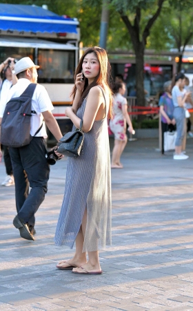阳光下的长裙美女 [16P]