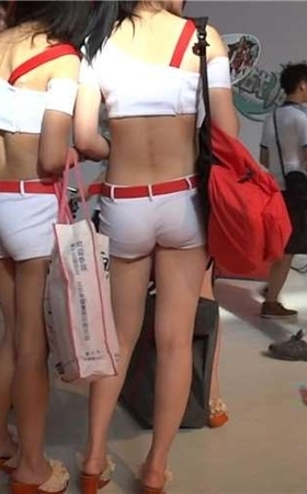 ChinaJoy展会现场的美臀长腿妹子们。