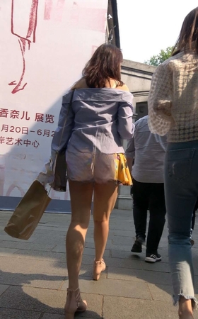 4K – 街拍性感小短裙街拍高跟长腿美女 [922 MB/MP4]