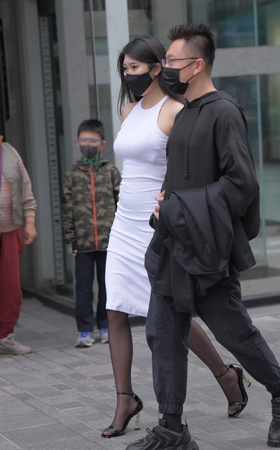 包屯裙黑丝美女