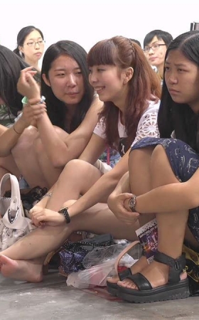坐在台阶上的美女