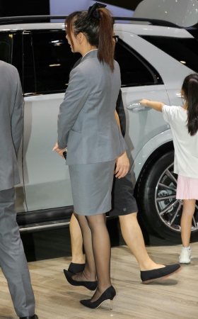 奔驰的制服装黑丝汽车销售顾问 【图片➕视频】 [20P]