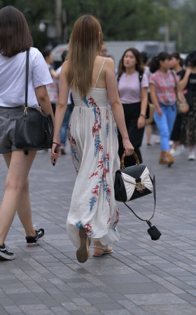 吊带裙美女 [21P]