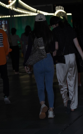紧牛美眉