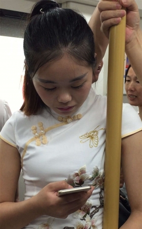 地铁上的旗袍肉丝袜美女