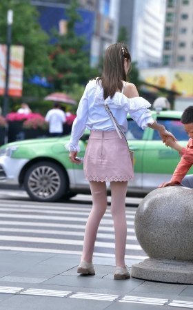 街拍粉色裙穿丝的宝妈 【图片➕视频】 [20P]