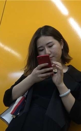 4k-黑色凉拖裸足街拍美女