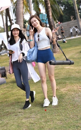 高挑的紧身短裤美女(97P)
