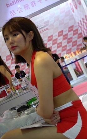 超短包臀裙性感靓模 [1.58 GB/MP4]