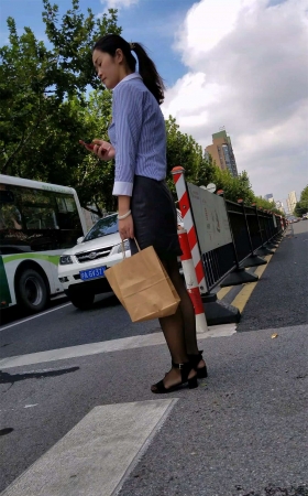 黑丝黑腿配凉鞋