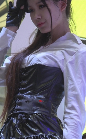 漂亮的小皮裙美女