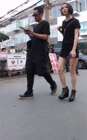 街拍性感露背装美女