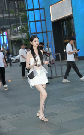 夜拍甜美型气质小清新女孩 【图片➕视频】 [20P]