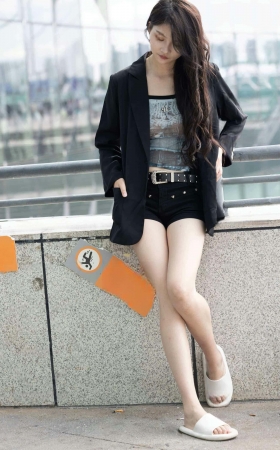 LB372-51P成都车展-选美冠军超模安幼清的白皙美腿 9P