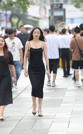 小鸟依人的小姐姐