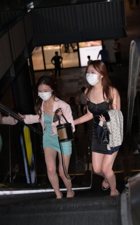 美腿凉拖俩闺蜜