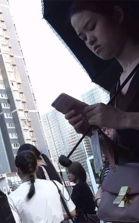 偶遇白嫩的美足人字拖少女