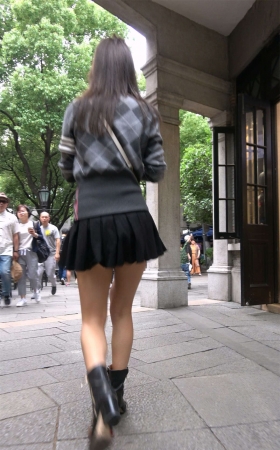 白皙美腿短裙性感马尾辫气质美女姐姐