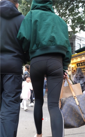 连衣帽黑色紧身裤小姐姐